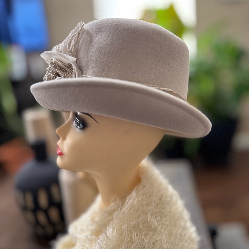EUC Louise Green crean elegant hat with hat box. - Picture 4 of 16